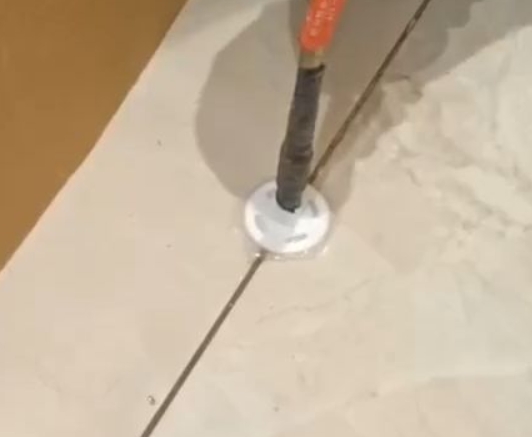 广河瓷砖空鼓维修公司专业解答瓷砖在铺贴过程中，如果没有涂抹均匀到位的粘结材料（如水泥砂浆或瓷砖胶），可能会导致以下问题